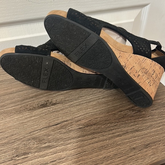 LIFE STRIDE SOFT SYSTEM WEDGE BLACK LASER CUT SLIP IN SANDALS SIZE 9.5m - Picture 7 of 8